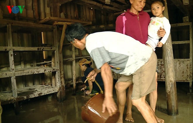 Người dân miền Trung lại chật vật đối phó với  lũ
