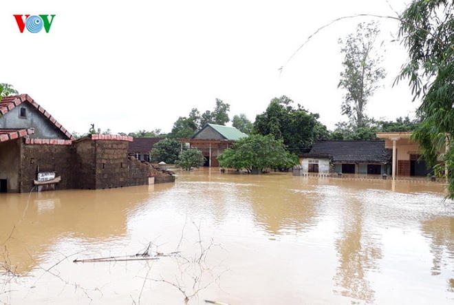 Người dân miền Trung lại chật vật đối phó với  lũ