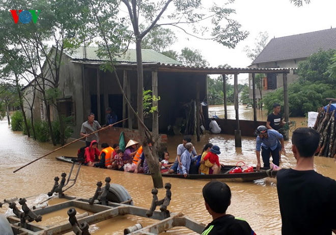 Người dân miền Trung lại chật vật đối phó với  lũ