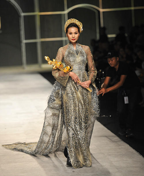 Nữ giám khảo của Vietnams Next Top Model trông đầy quyền lực và kiêu sa khi sải bước trên sàn diễn.