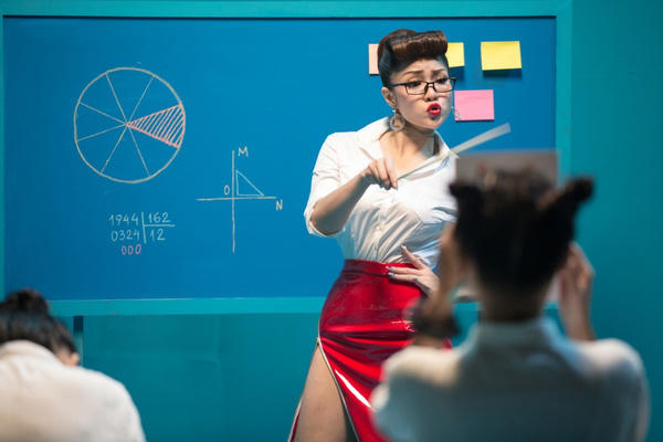 Thuỷ Top gây tranh cãi bởi hình tượng cô giáo nổi loạn