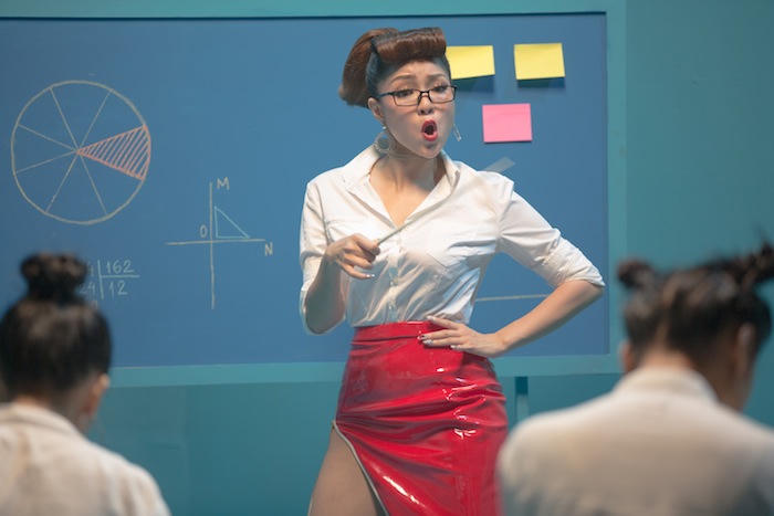 Thuỷ Top lên tiếng trước tranh cãi dữ dội về hình tượng cô giáo gợi cảm