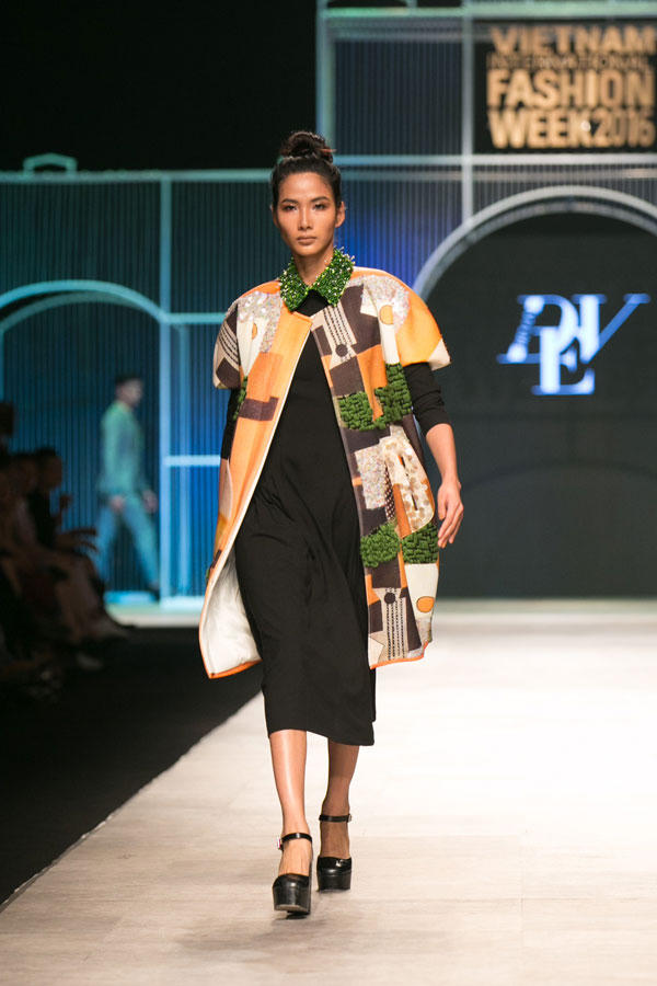 Người mẫu hò nhau chạy tán loạn trên sàn diễn