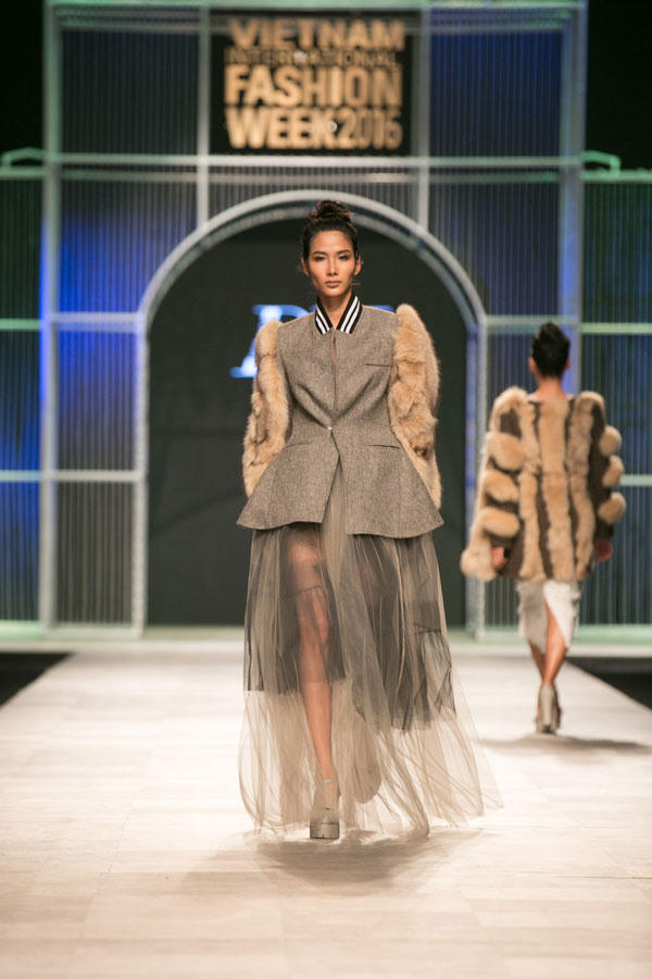 Người mẫu hò nhau chạy tán loạn trên sàn diễn