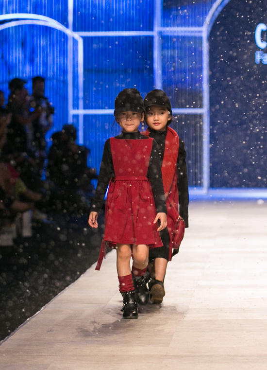 Người mẫu hò nhau chạy tán loạn trên sàn diễn