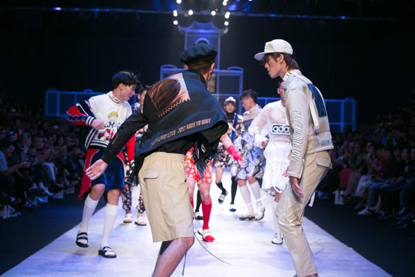 Người mẫu hò nhau chạy tán loạn trên sàn diễn