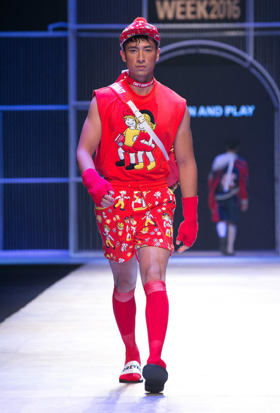 Người mẫu hò nhau chạy tán loạn trên sàn diễn