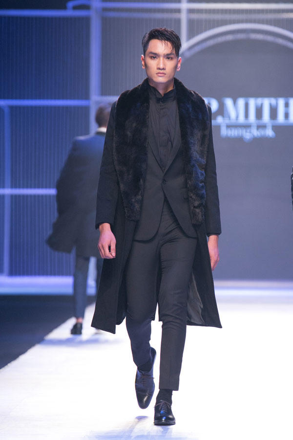 Người mẫu hò nhau chạy tán loạn trên sàn diễn