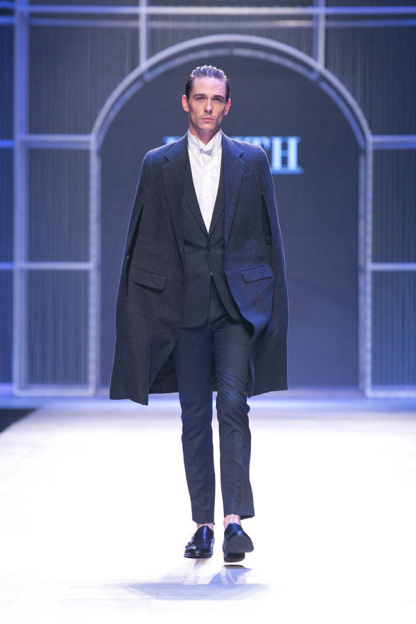 Người mẫu hò nhau chạy tán loạn trên sàn diễn