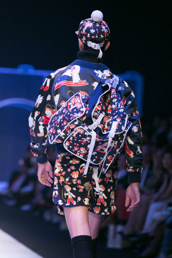 Người mẫu hò nhau chạy tán loạn trên sàn diễn