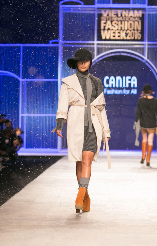 Người mẫu hò nhau chạy tán loạn trên sàn diễn