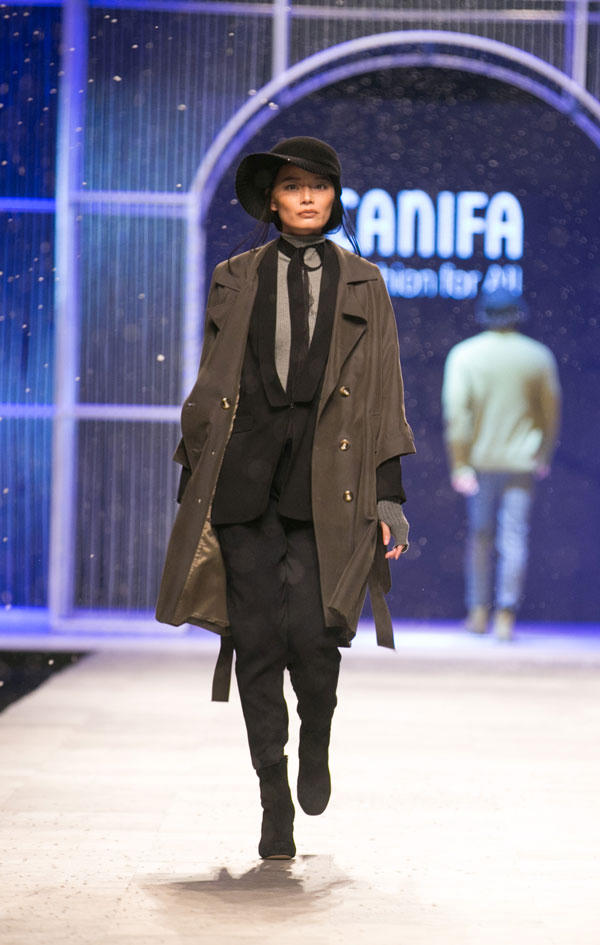 Người mẫu hò nhau chạy tán loạn trên sàn diễn