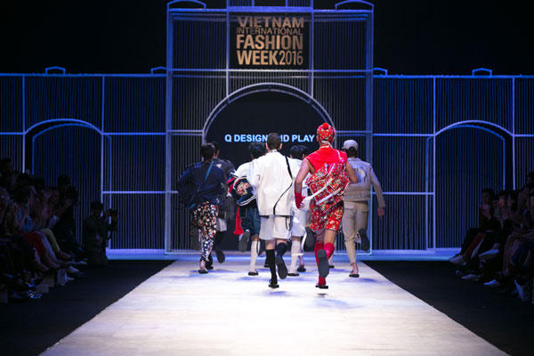 Người mẫu hò nhau chạy tán loạn trên sàn diễn