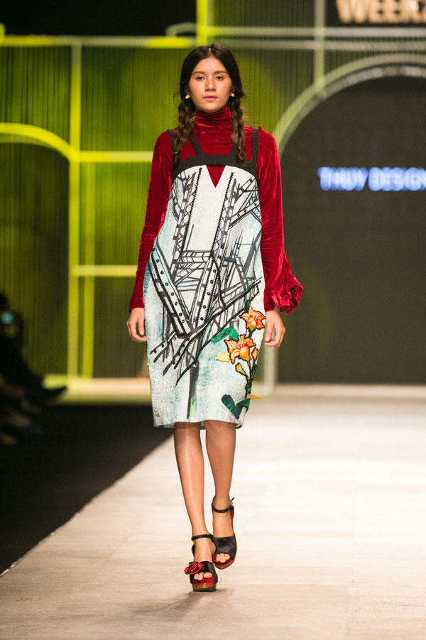 Người mẫu hò nhau chạy tán loạn trên sàn diễn