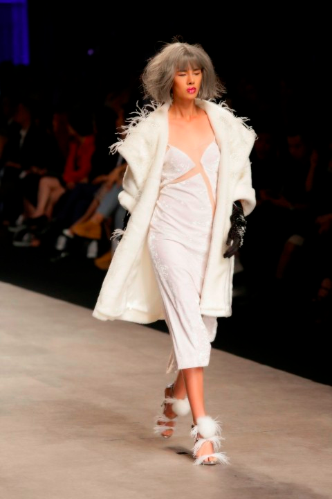 Ngọc Hân diện váy voan xuyên thấu, để ngực trần trên sàn diễn