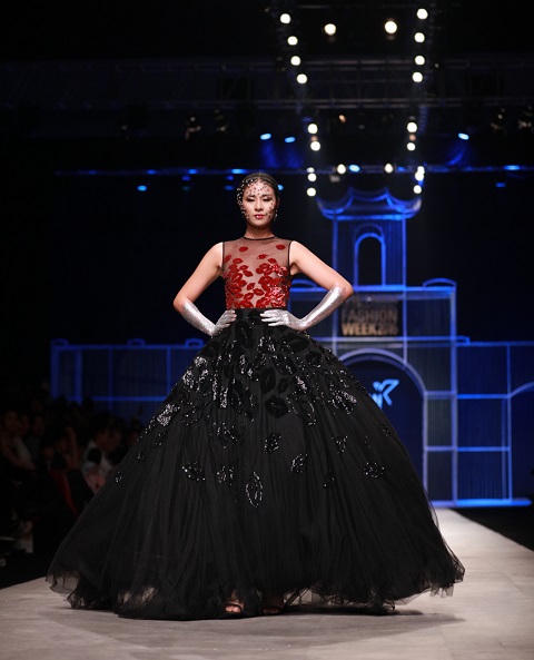 Ngọc Hân diện váy voan xuyên thấu, để ngực trần trên sàn diễn