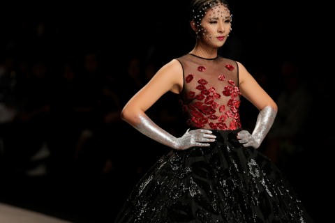 Ngọc Hân diện váy voan xuyên thấu, để ngực trần trên sàn diễn