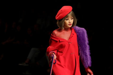 Ngọc Hân diện váy voan xuyên thấu, để ngực trần trên sàn diễn