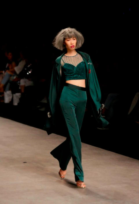 Ngọc Hân diện váy voan xuyên thấu, để ngực trần trên sàn diễn