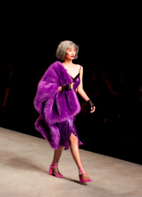 Ngọc Hân diện váy voan xuyên thấu, để ngực trần trên sàn diễn