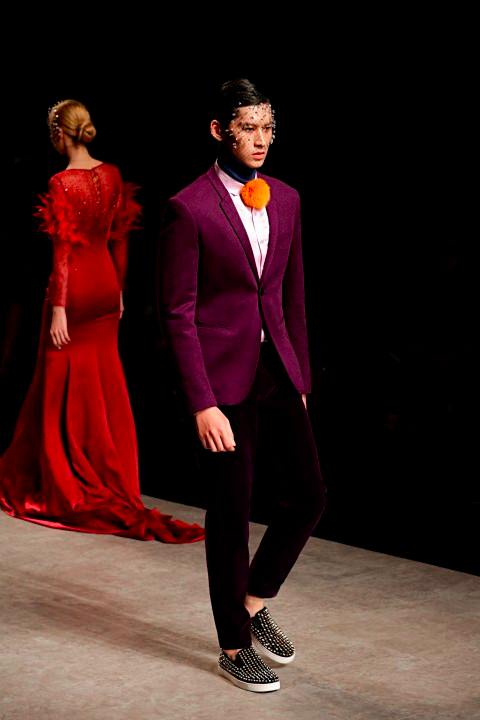 Ngọc Hân diện váy voan xuyên thấu, để ngực trần trên sàn diễn