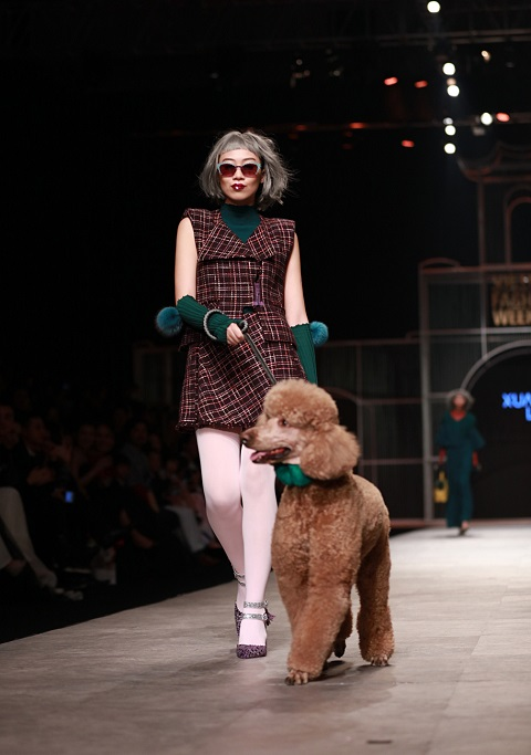 Ngọc Hân diện váy voan xuyên thấu, để ngực trần trên sàn diễn