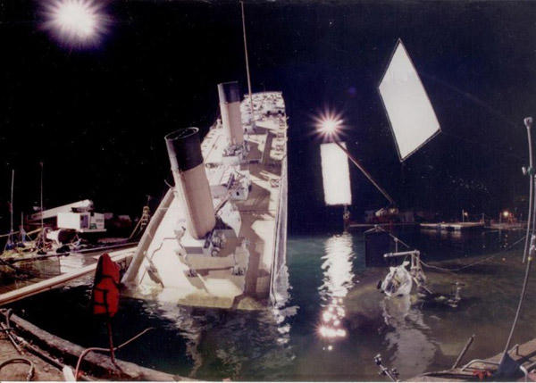 Tiết lộ ảnh hậu trường cực 'độc' của phim 'Titanic'