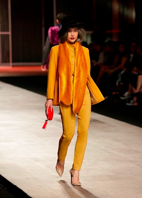 Ngọc Hân diện váy voan xuyên thấu, để ngực trần trên sàn diễn