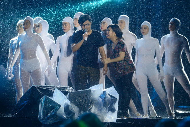 Live show Việt Hương: “Cả nhà” cùng khóc trong mưa suốt 2 giờ