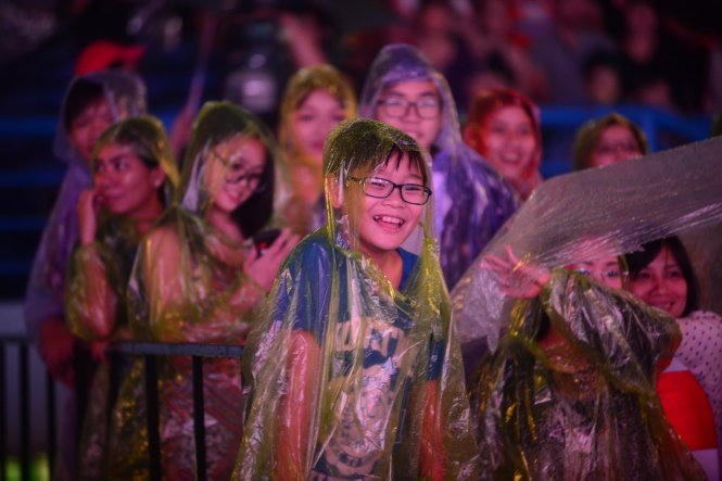 Live show Việt Hương: “Cả nhà” cùng khóc trong mưa suốt 2 giờ