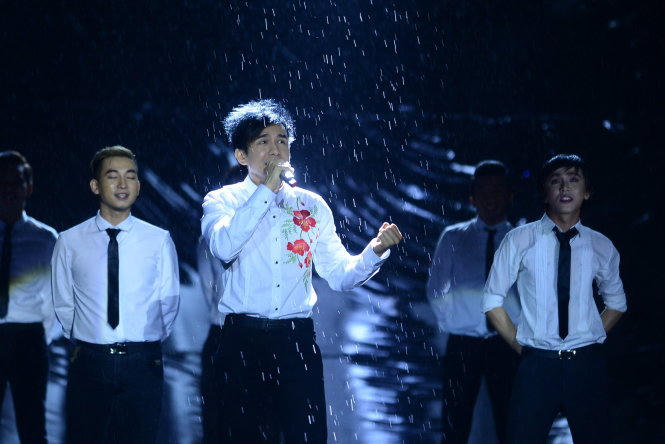 Live show Việt Hương: “Cả nhà” cùng khóc trong mưa suốt 2 giờ