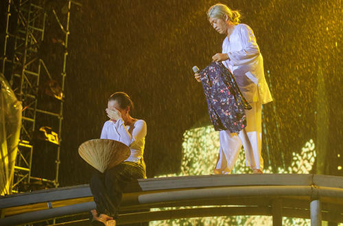 Live show Việt Hương: “Cả nhà” cùng khóc trong mưa suốt 2 giờ