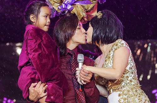 Live show Việt Hương: “Cả nhà” cùng khóc trong mưa suốt 2 giờ