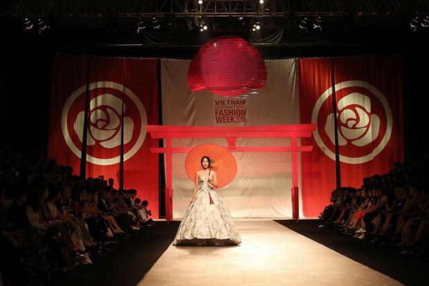 Nam Em lạnh lùng làm vedette trên sàn catwalk Thủ đô 1