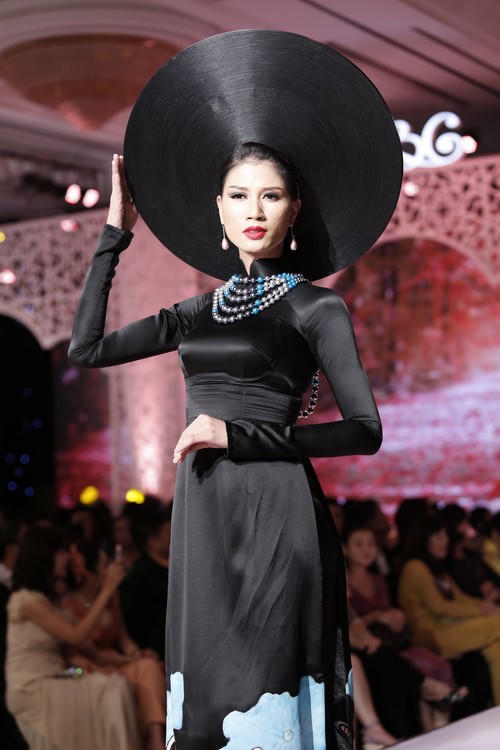 Mỹ nhân Việt 'méo mặt' vì những chiếc mấn ngoại cỡ trên đầu