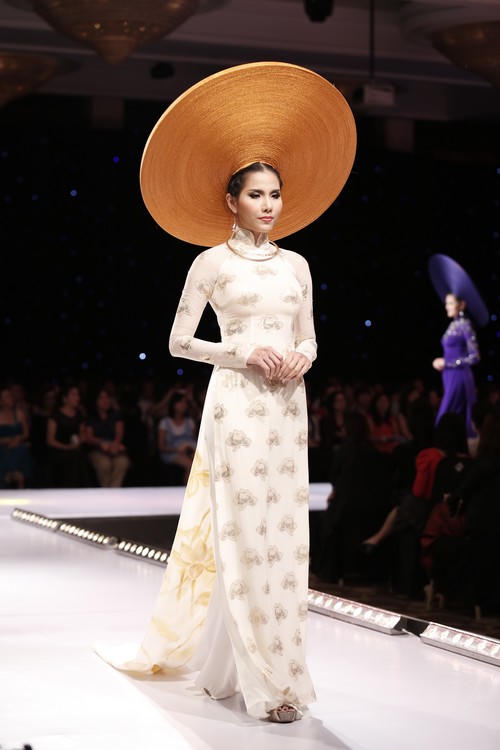 Mỹ nhân Việt 'méo mặt' vì những chiếc mấn ngoại cỡ trên đầu