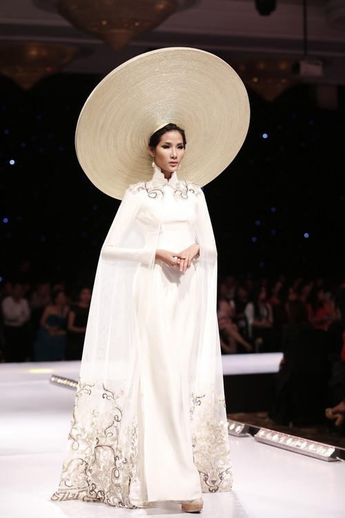 Mỹ nhân Việt 'méo mặt' vì những chiếc mấn ngoại cỡ trên đầu