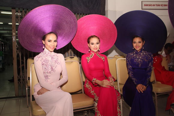 Mỹ nhân Việt 'méo mặt' vì những chiếc mấn ngoại cỡ trên đầu