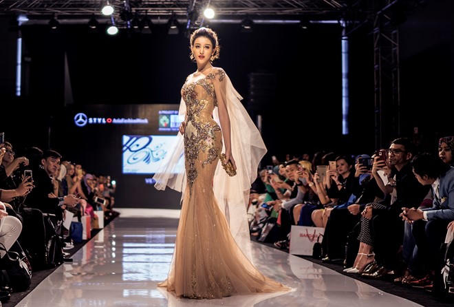 Á hậu Huyền My tự tin catwalk làm vedette ở 'xứ người'