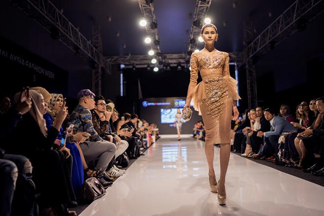 Á hậu Huyền My tự tin catwalk làm vedette ở 'xứ người'