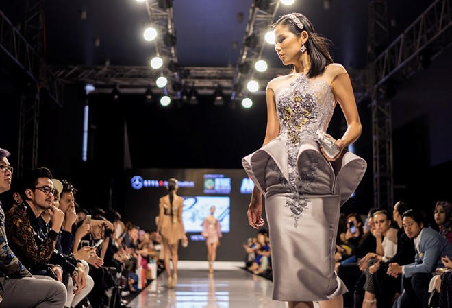 Á hậu Huyền My tự tin catwalk làm vedette ở 'xứ người'