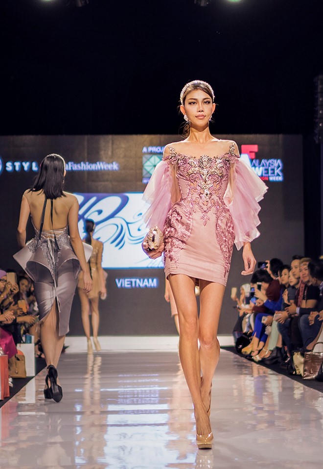 Á hậu Huyền My tự tin catwalk làm vedette ở 'xứ người'