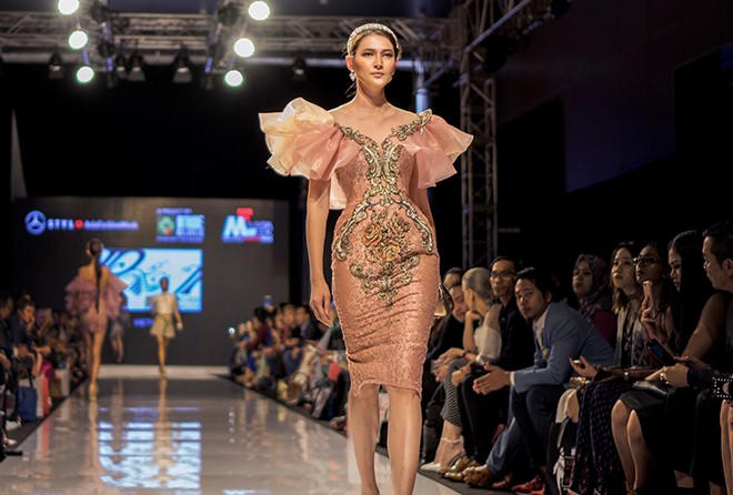 Á hậu Huyền My tự tin catwalk làm vedette ở 'xứ người'