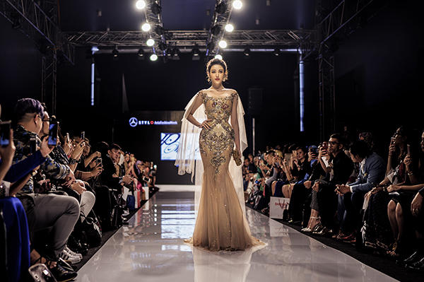 Á hậu Huyền My tự tin catwalk làm vedette ở 'xứ người'