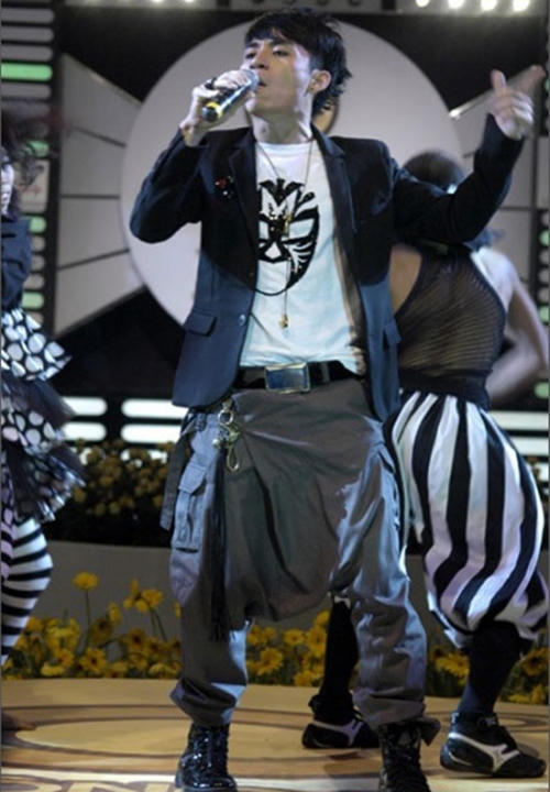 Khán giả 'trố mắt' tước phong cách lạ - dị của sao Việt 