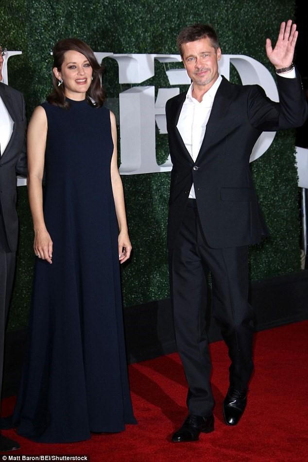 Tháo nhẫn cưới, Brad Pitt thân mật bên “người tình tin đồn“