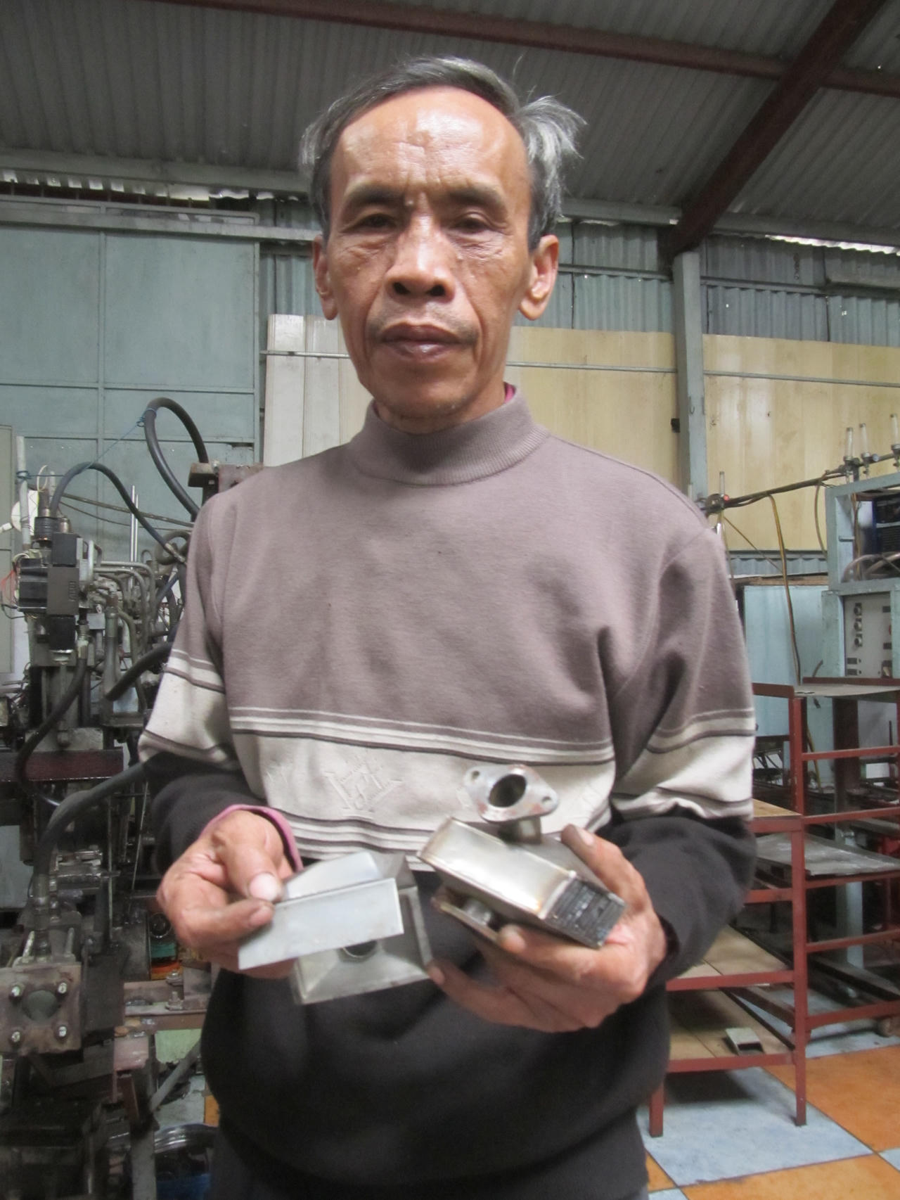 Chuyện khó tin nhưng có thật: “Kỹ sư” nông dân giúp xe máy chạy 100km chỉ hết 1 lít xăng