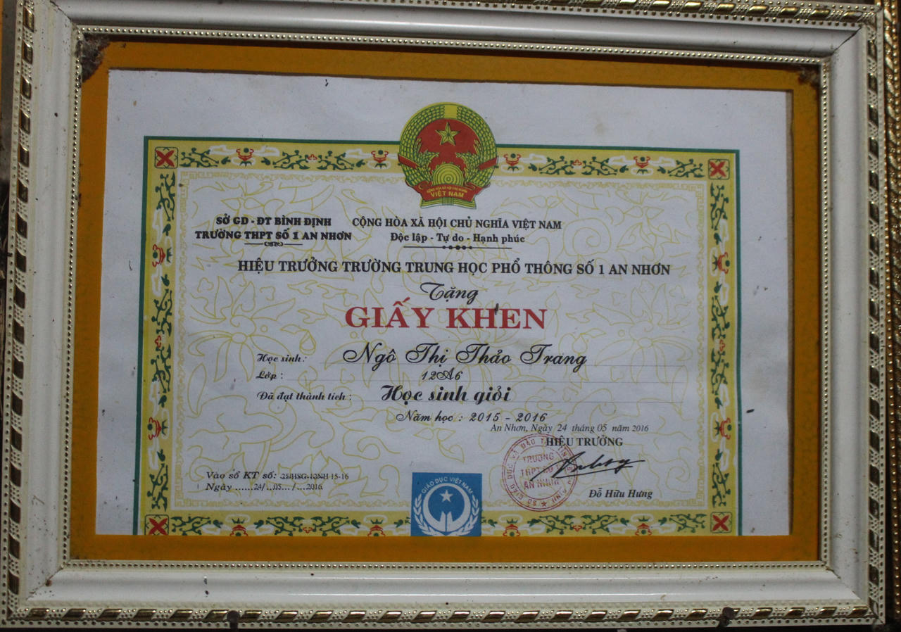 Nghẹn lòng nữ sinh trường Y phải bỏ học chăm mẹ bệnh tật