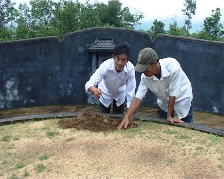 Sự thật bất ngờ vụ đóng đinh lên 124 ngôi mộ