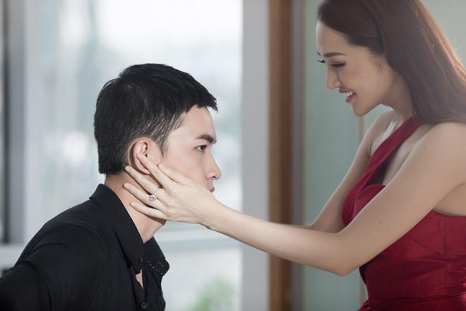 Bảo Anh hôn cháy bỏng “bạn trai tin đồn” của Angela Phương Trinh